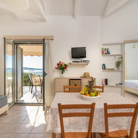 Sleeps 2 Pool Air Con Wifi Willa *