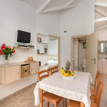 Sleeps 2 Pool Air Con Wifi