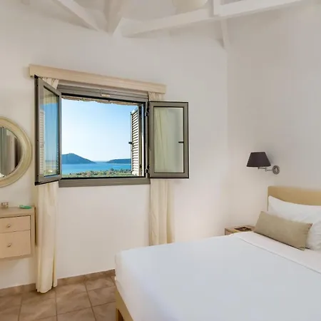 Sleeps 2 Pool Air Con Wifi Villa
